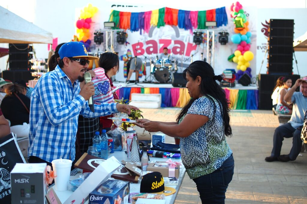 Acuden familias a Bazar UNE en la “Pancho Villa”, en Nuevo Laredo