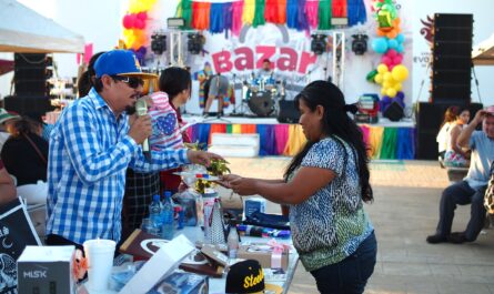 Acuden familias a Bazar UNE en la “Pancho Villa”, en Nuevo Laredo