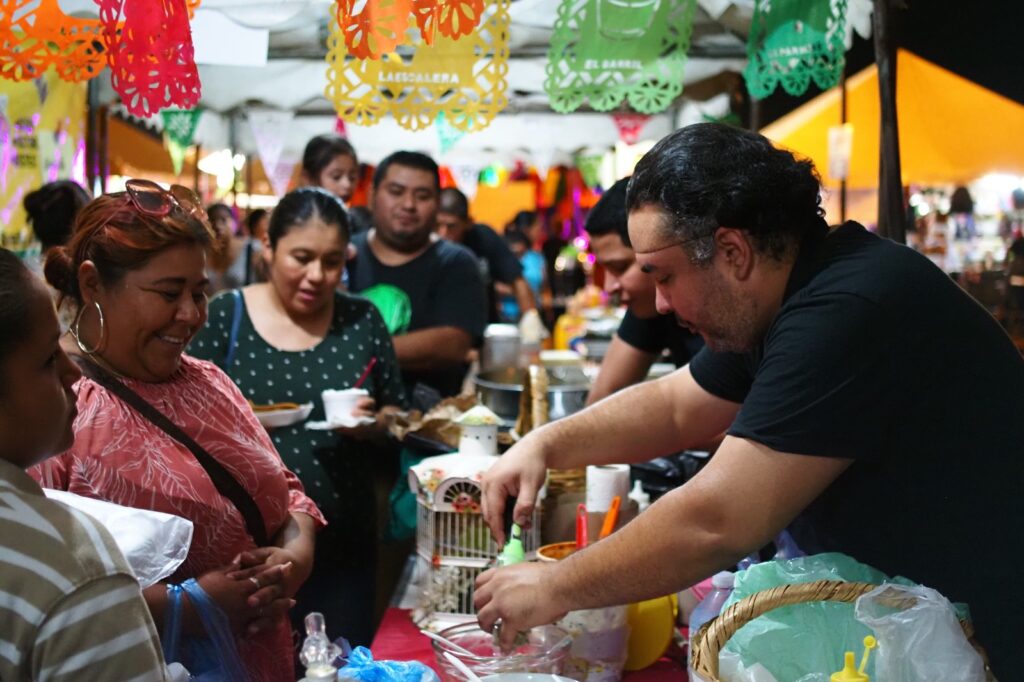 Acuden familias a Bazar UNE en la “Pancho Villa”, en Nuevo Laredo