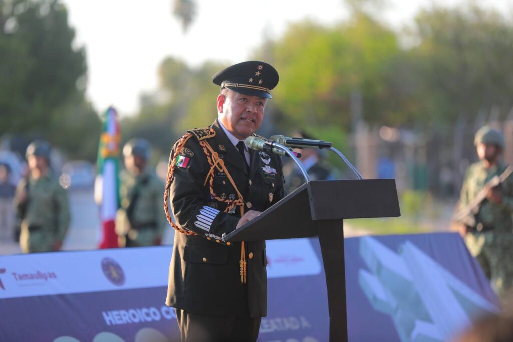 Colocan ofrenda floral y guardia de honor en monumento a los Niños Héroes en Nuevo Laredo