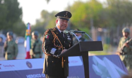 Colocan ofrenda floral y guardia de honor en monumento a los Niños Héroes en Nuevo Laredo