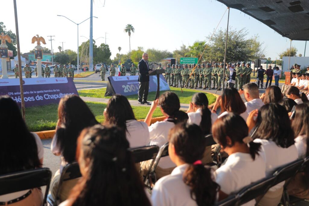 Colocan ofrenda floral y guardia de honor en monumento a los Niños Héroes en Nuevo Laredo