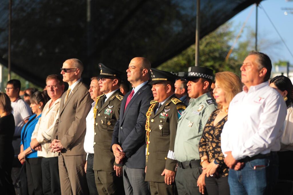 Colocan ofrenda floral y guardia de honor en monumento a los Niños Héroes en Nuevo Laredo