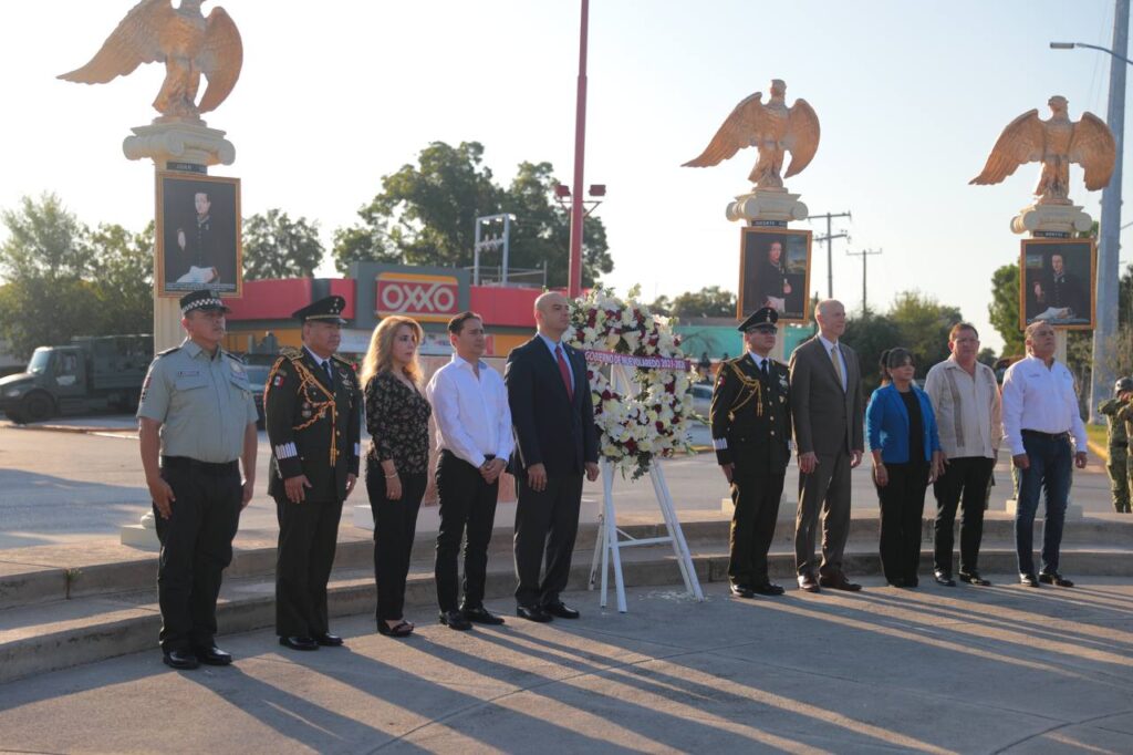 Colocan ofrenda floral y guardia de honor en monumento a los Niños Héroes en Nuevo Laredo