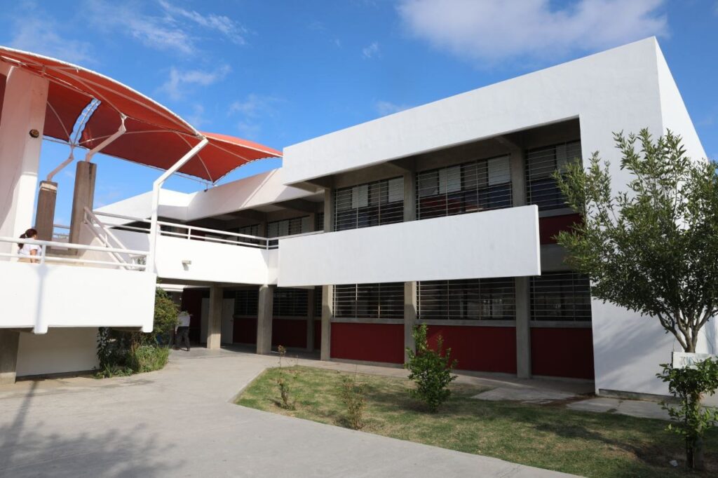 Transforma Gobierno de Nuevo Laredo infraestructura educativa de la Preparatoria Elena Poniatowska