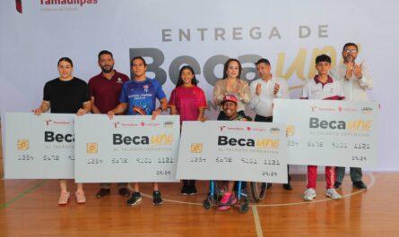 Apoya Carmen Lilia Canturosas a deportistas de la ciudad con entrega de Beca UNE del Gobierno Municipal