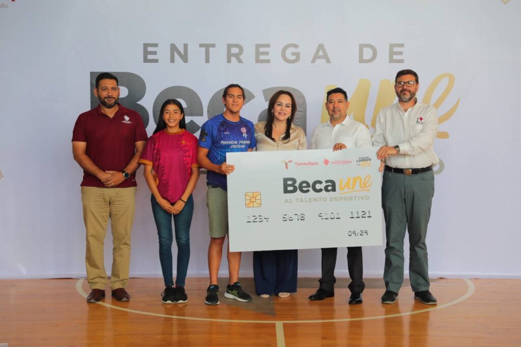 Apoya Carmen Lilia Canturosas a deportistas de la ciudad con entrega de Beca UNE del Gobierno Municipal