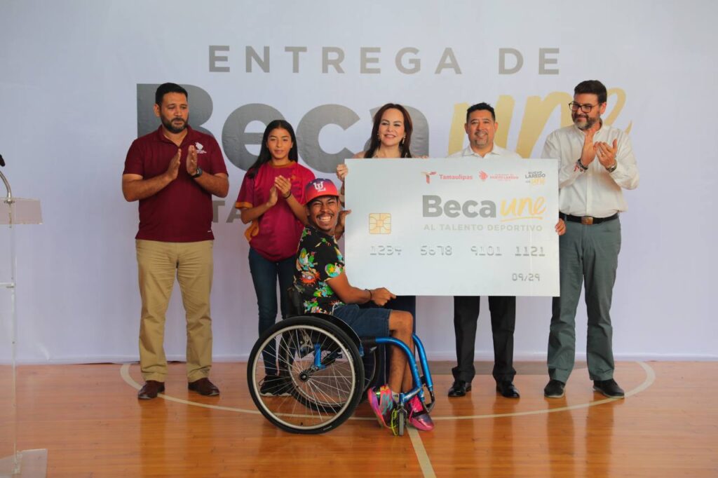 Apoya Carmen Lilia Canturosas a deportistas de la ciudad con entrega de Beca UNE del Gobierno Municipal