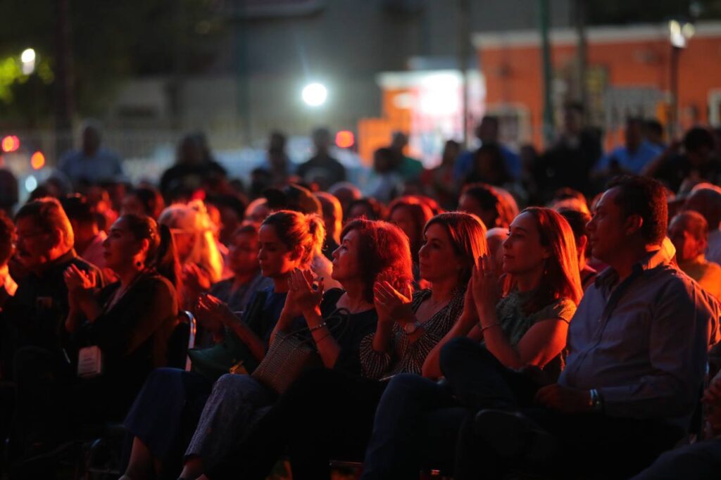 Disfrutan familias neolaredenses Concierto de Gala por Centenaria Banda de Música Municipal