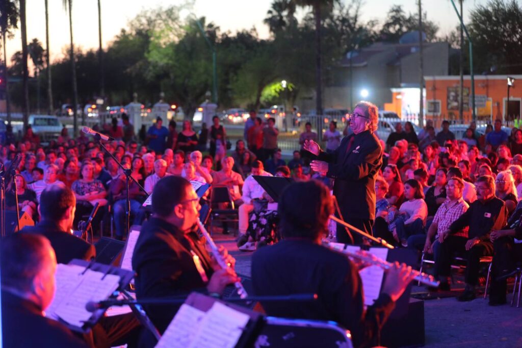 Disfrutan familias neolaredenses Concierto de Gala por Centenaria Banda de Música Municipal