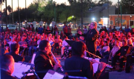 Disfrutan familias neolaredenses Concierto de Gala por Centenaria Banda de Música Municipal