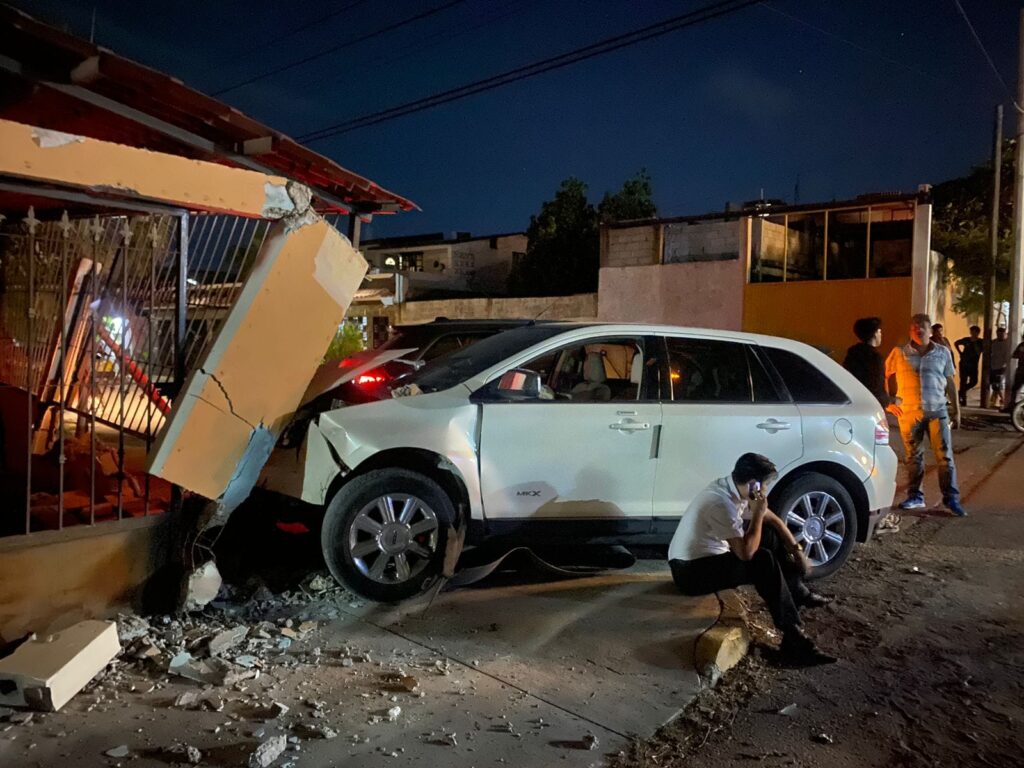 Choque en la López Mateos de Ciudad Victoria deja dos personas heridas y una barda destruida