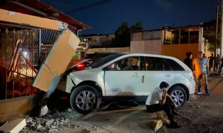 Choque en la López Mateos de Ciudad Victoria deja dos personas heridas y una barda destruida