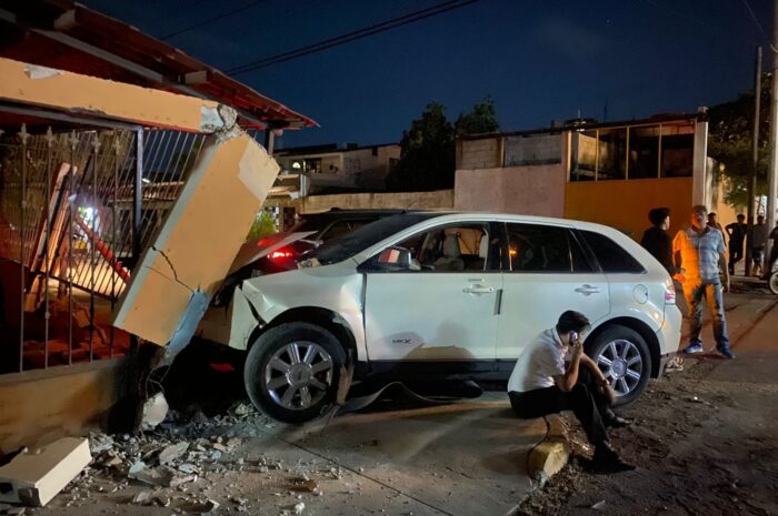 Choque en la López Mateos de Ciudad Victoria deja dos personas heridas y una barda destruida