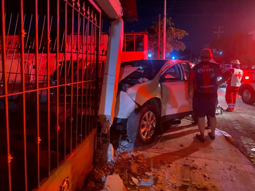 Choque en la López Mateos de Ciudad Victoria deja dos personas heridas y una barda destruida