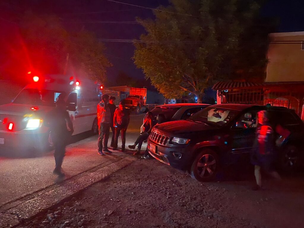 Choque en la López Mateos de Ciudad Victoria deja dos personas heridas y una barda destruida