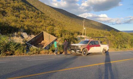 Guardia Estatal socorre a ocupantes de camioneta volcada en Jaumave