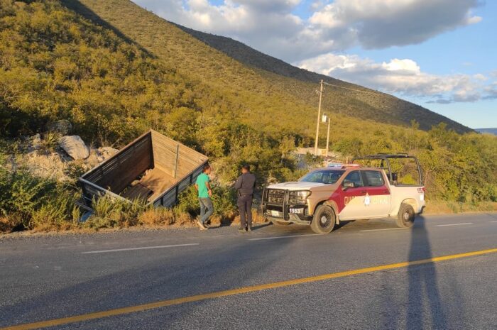 Guardia Estatal socorre a ocupantes de camioneta volcada en Jaumave