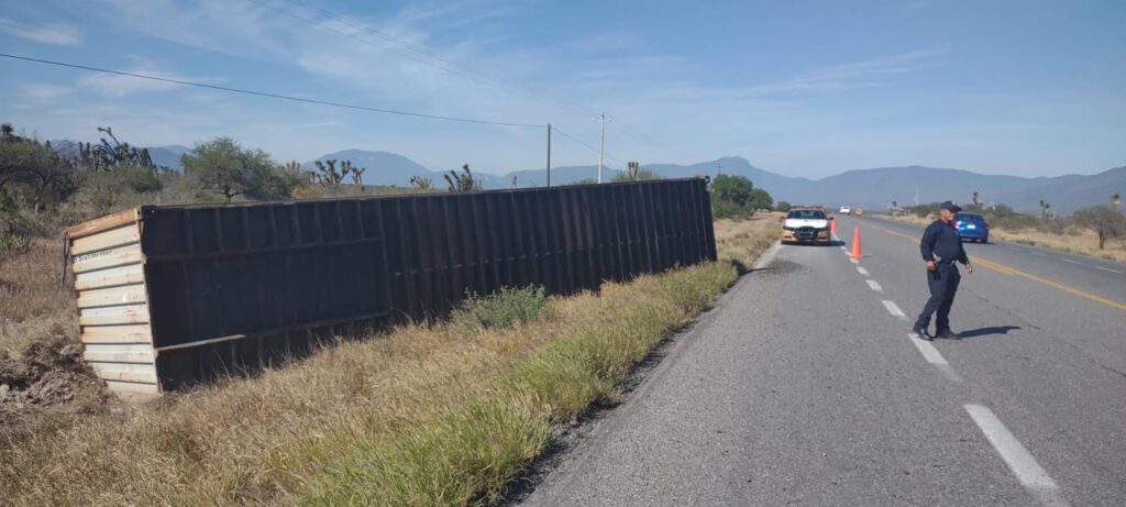 Asiste Guardia Estatal a trailero volcado en la Victoria-Jaumave