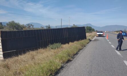 Asiste Guardia Estatal a trailero volcado en la Victoria-Jaumave