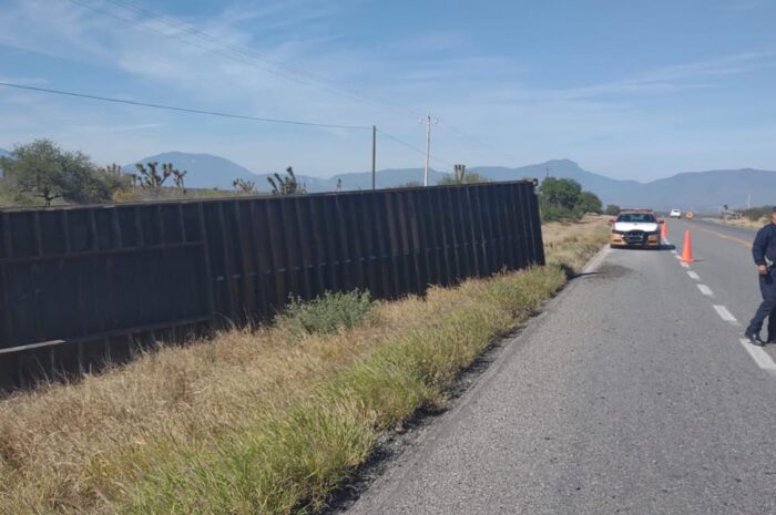 Asiste Guardia Estatal a trailero volcado en la Victoria-Jaumave