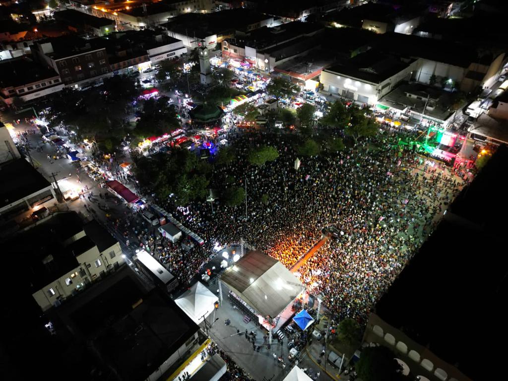 Celebran miles de familias neolaredenses Fiesta Mexicana