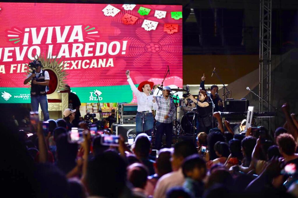 Celebran miles de familias neolaredenses Fiesta Mexicana