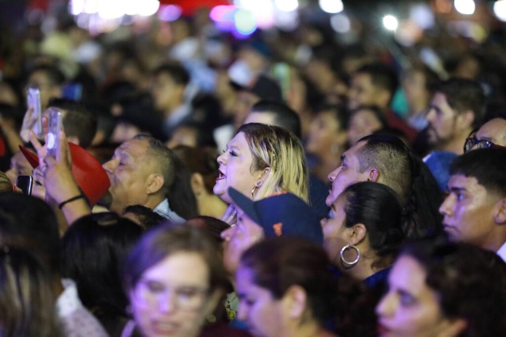 Celebran miles de familias neolaredenses Fiesta Mexicana