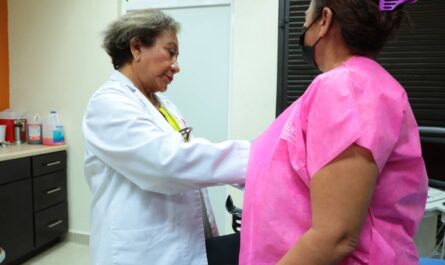 Ofrecen Clínicas UNE servicios gratuitos para mujeres por mes de la lucha contra el cáncer de mama