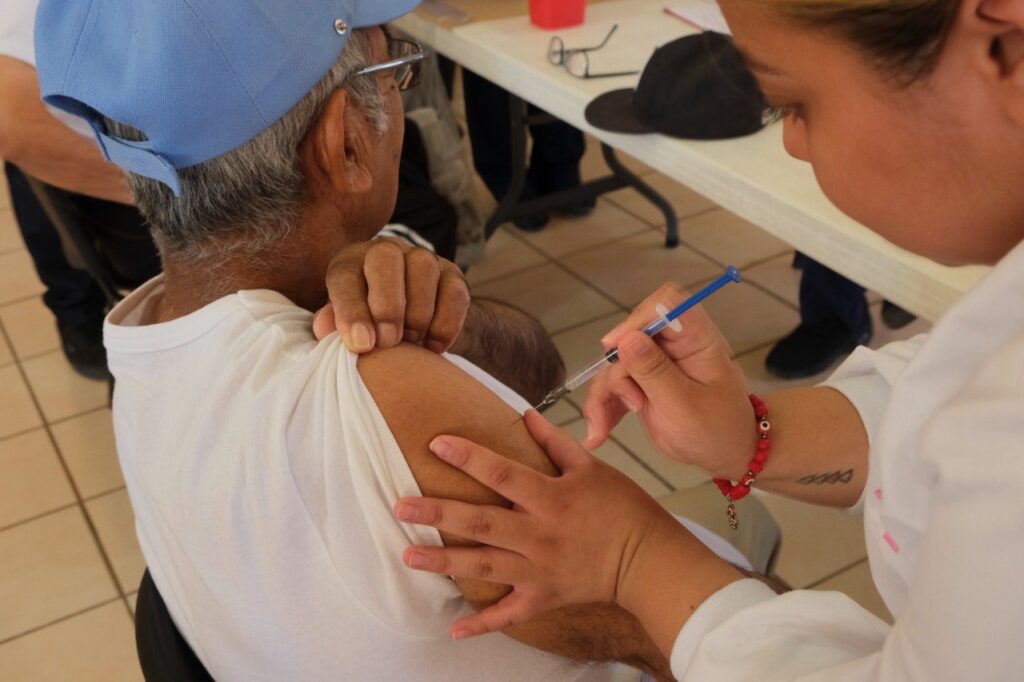 Se vacunan adultos mayores en centros del DIF Nuevo Laredo