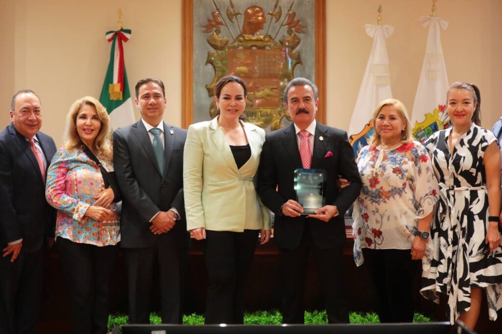 Reconoce ayuntamiento trayectoria empresarial de Eduardo Garza Robles