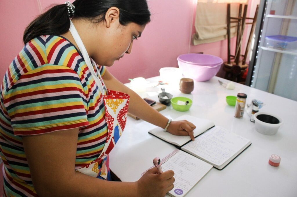 Aprenden alumnas del CEDIF Nuevo Laredo sobre panadería kawaii