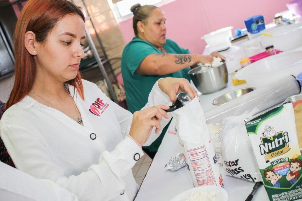 Aprenden alumnas del CEDIF Nuevo Laredo sobre panadería kawaii