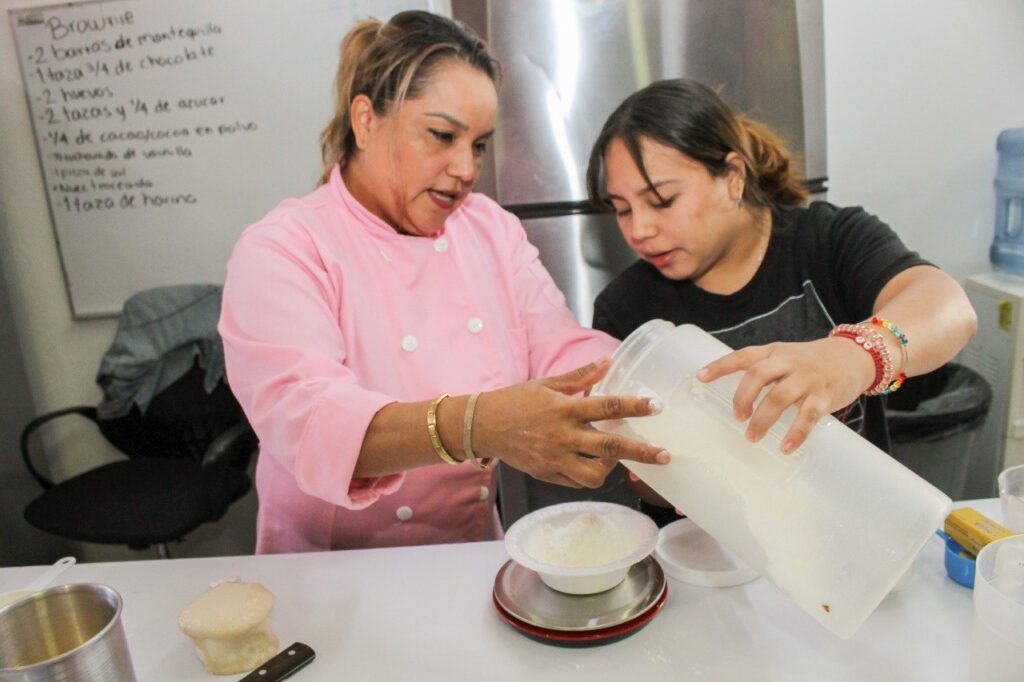 Aprenden alumnas del CEDIF Nuevo Laredo sobre panadería kawaii