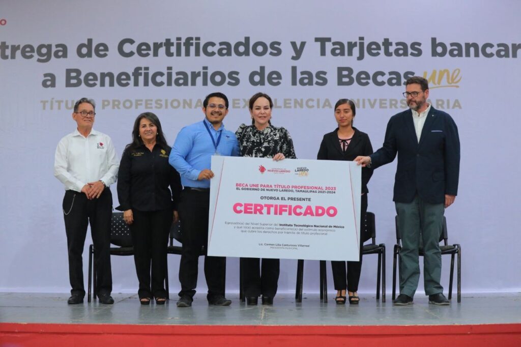 Impulsa Gobierno de Nuevo Laredo formación de profesionistas con entrega de becas universitarias