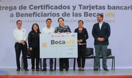 Impulsa Gobierno de Nuevo Laredo formación de profesionistas con entrega de becas universitarias