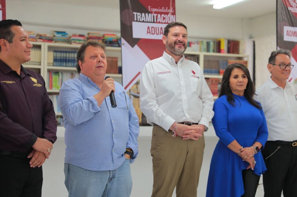 Dona fundación Poniatowska 2 mil libros para enriquecer acervo cultural de prepas municipales de Nuevo Laredo