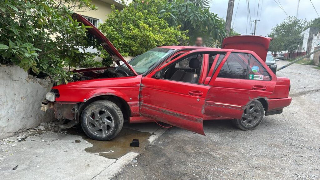 Roba auto en el estacionamiento de la UAT Victoria y acaba chocando