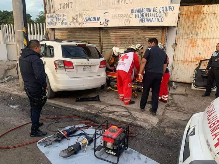 Conductora pierde la vida tras estrellarse contra un poste y local en Tampico