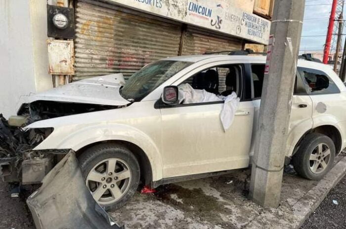 Conductora pierde la vida tras estrellarse contra un poste y local en Tampico