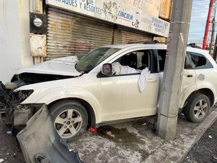 Conductora pierde la vida tras estrellarse contra un poste y local en Tampico