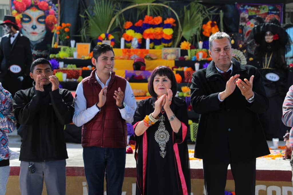 Rinde COBAT 18 homenaje a ex presidente Carlos Enrique Cantú Rosas con altar de muertos