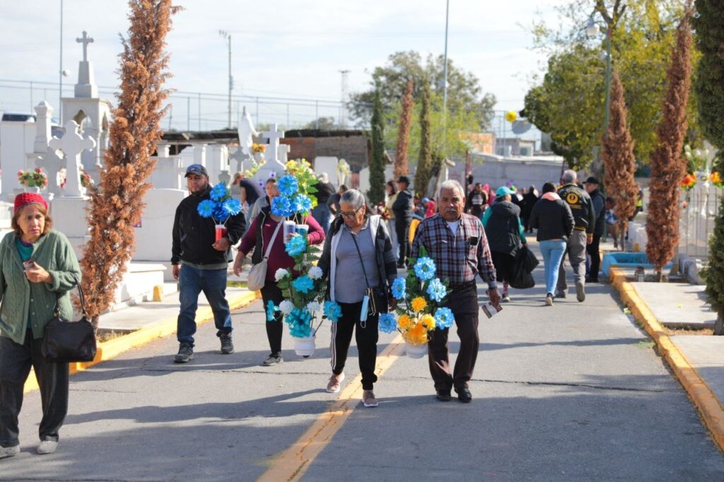 Llenan familias neolaredenses panteones municipales por Día de Muertos