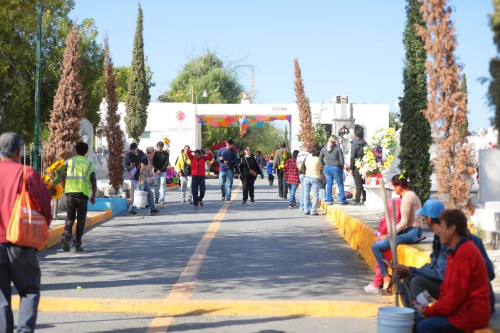 Llenan familias neolaredenses panteones municipales por Día de Muertos