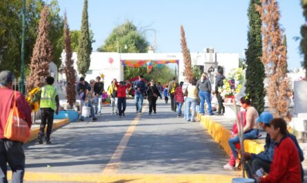 Llenan familias neolaredenses panteones municipales por Día de Muertos