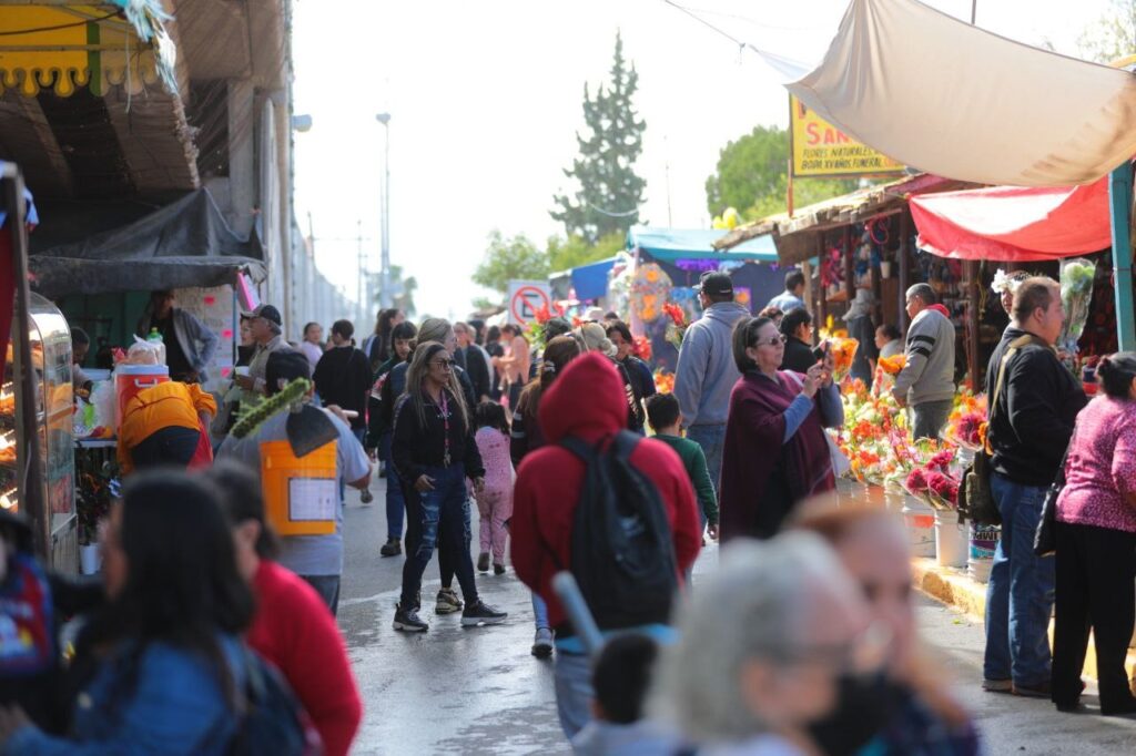 Llenan familias neolaredenses panteones municipales por Día de Muertos