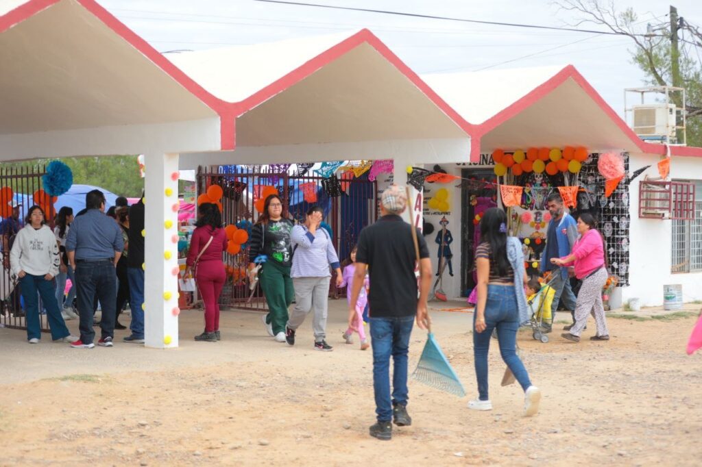 Llenan familias neolaredenses panteones municipales por Día de Muertos