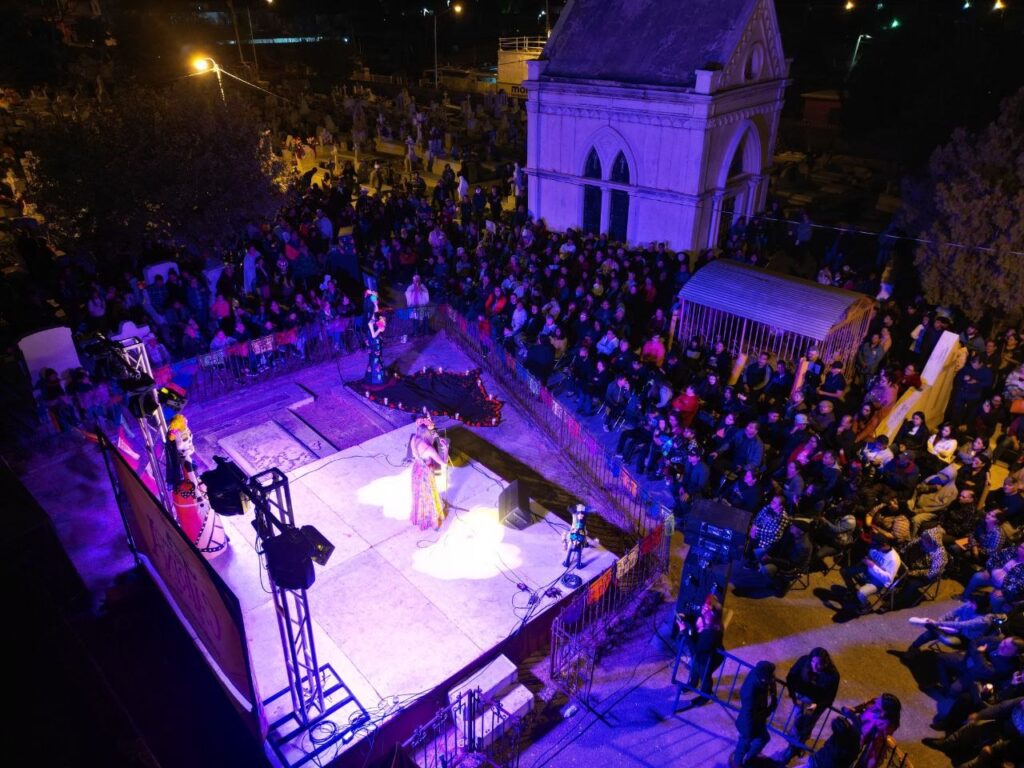 Decenas de ciudadanos viven el Festival Internacional de la Catrina 2023 en el Panteón Municipal Antiguo