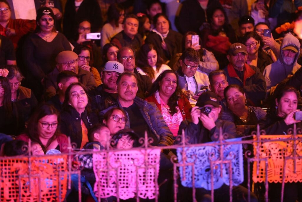 Decenas de ciudadanos viven el Festival Internacional de la Catrina 2023 en el Panteón Municipal Antiguo