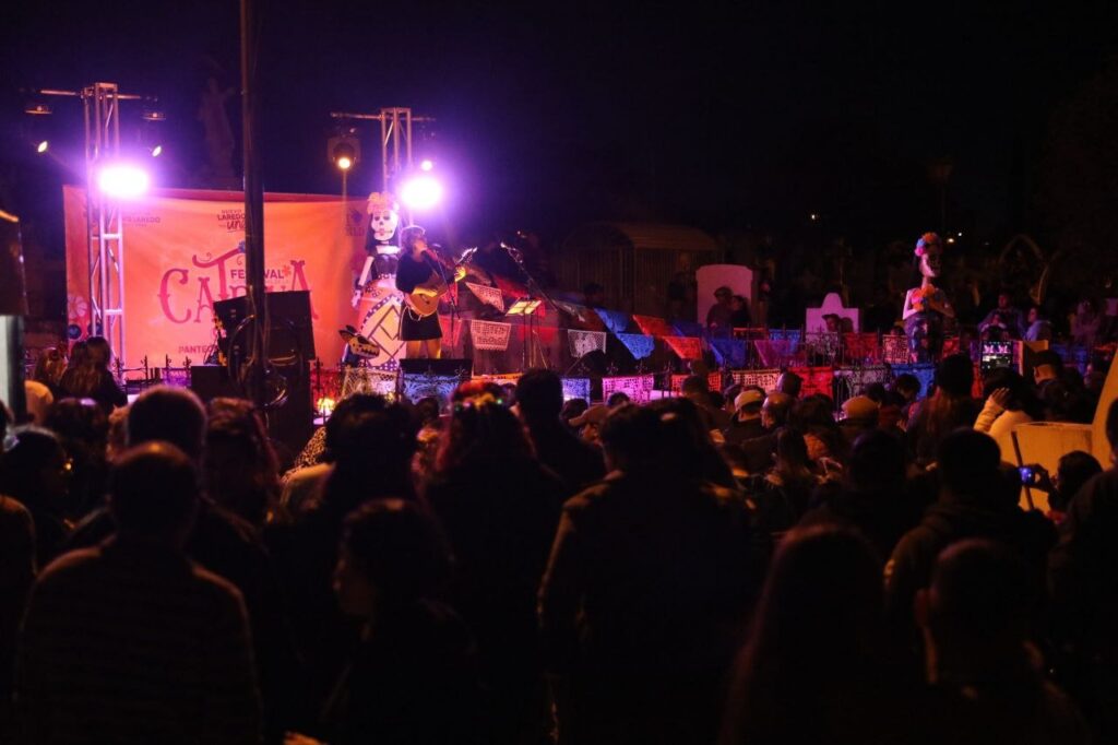 Decenas de ciudadanos viven el Festival Internacional de la Catrina 2023 en el Panteón Municipal Antiguo